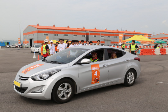 한화손해보험은 25일 경기도 화성 오토시티 한국교통안전교육센터에서 초보면허 대학생이 참가한 가운데 안전운전 경진대회를 개최했다. 센터에서 대학생들이 경진대회 직전 연습주행을 하고 있다.